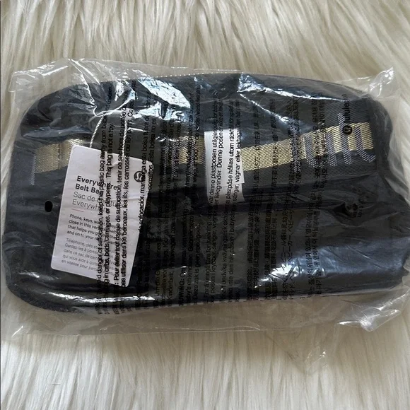 Lululemon Everywhere Wordmark Crossbody Belt Bag 1L - Black/Gold - Picture 4 of 4